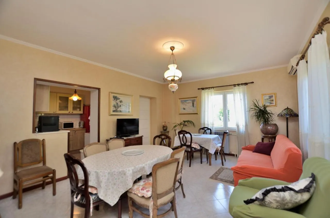Apartment Nando Lovran 0*,